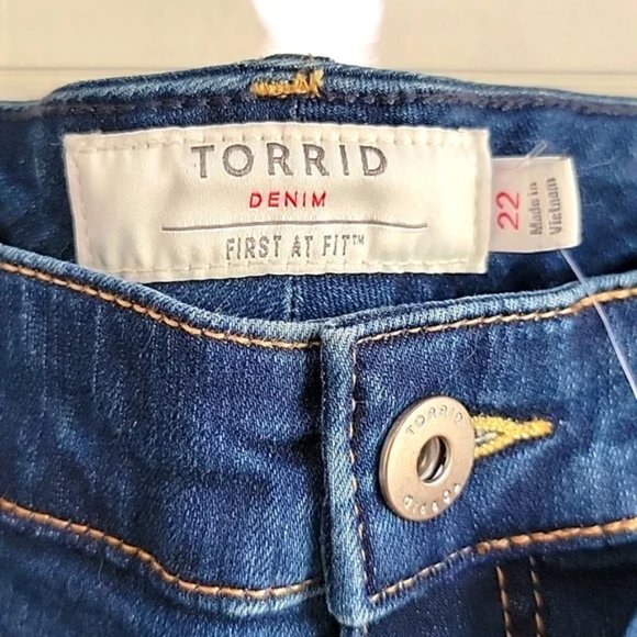 NWT TORRID SHORTS BERMUDA BOYFRIEND VINTAGE STRETCH DISTRESSED 10" INSEAM FRAYED - Picture 6 of 11
